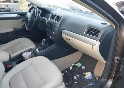 2014 Volkswagen Jetta 1.8T Se z USA, uszkodzony, nr VIN 3VWD17AJ5EM439582